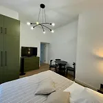 Przystanek Mariacka 7 *