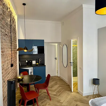 Przystanek Mariacka 7 *