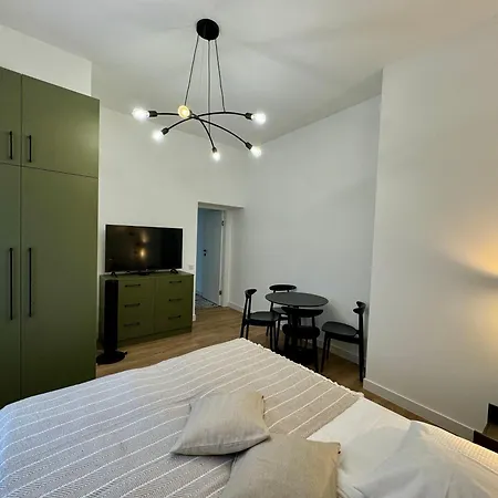 Przystanek Mariacka 7 *