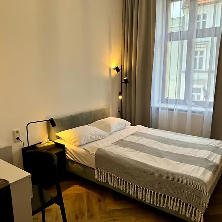 Przystanek Mariacka 7 *