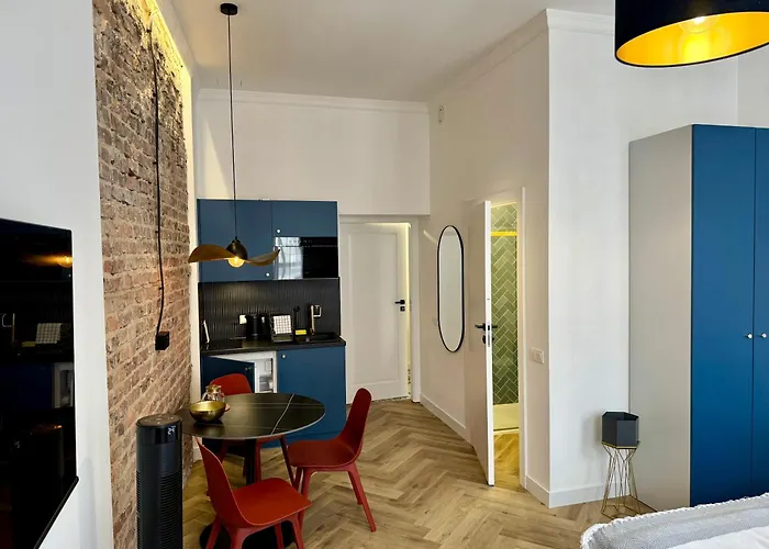 Przystanek Mariacka 7 *