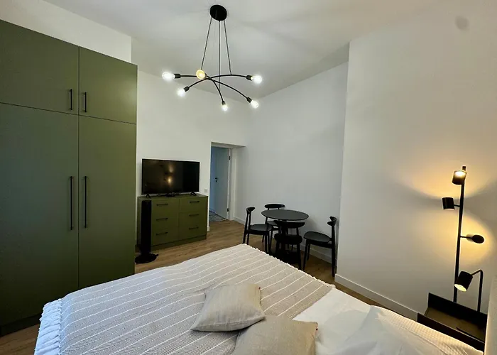 Przystanek Mariacka 7 *