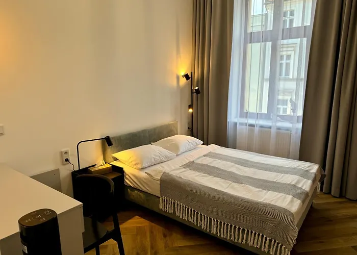 Przystanek Mariacka 7 *